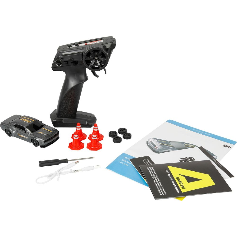 RC-Autoteile: Auto, Fernbedienung, Pylonen, Reifen, Kabel, Schraubendreher, Anleitung.