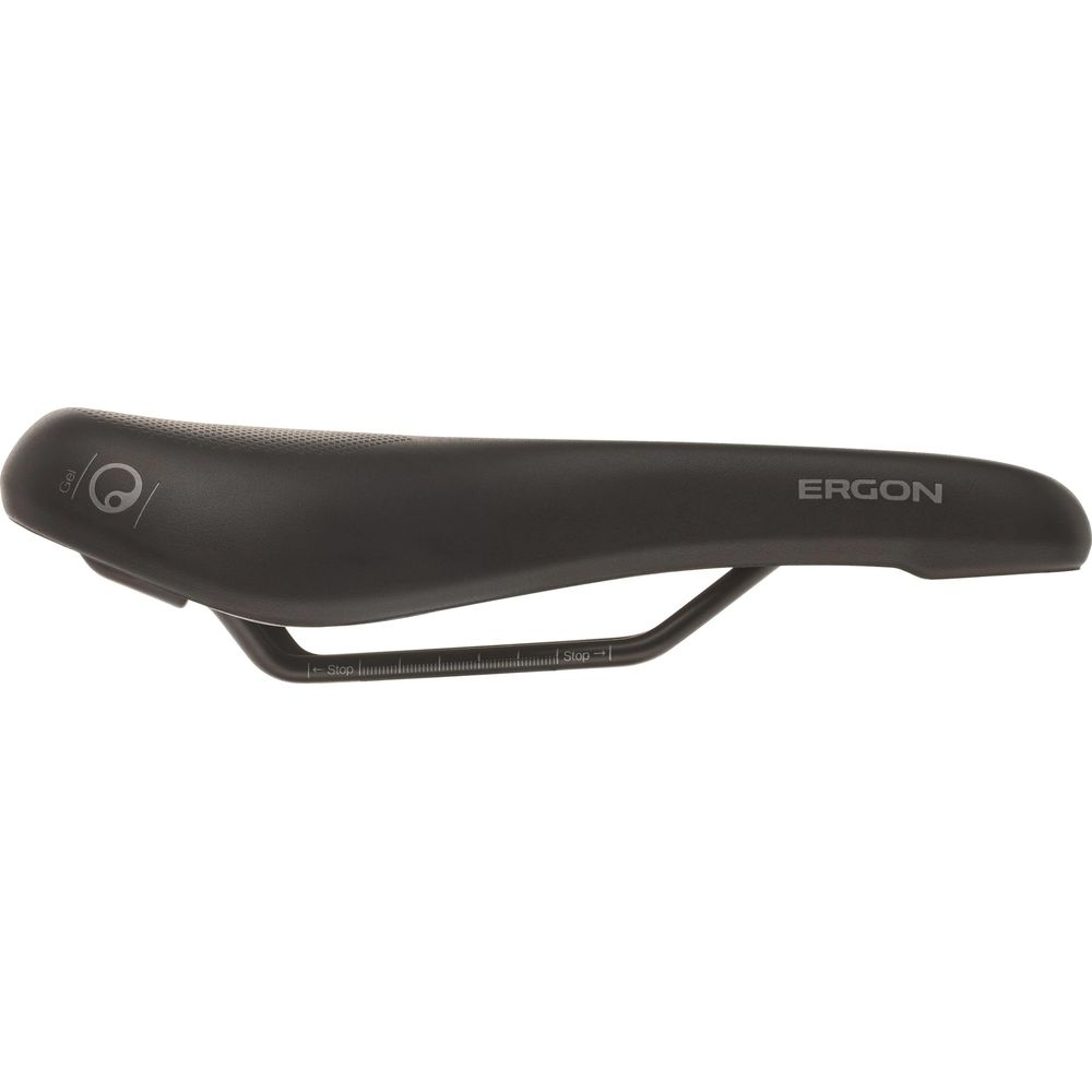 Schwarzer Fahrradsattel von Ergon mit silbernen Markierungen und Logo.