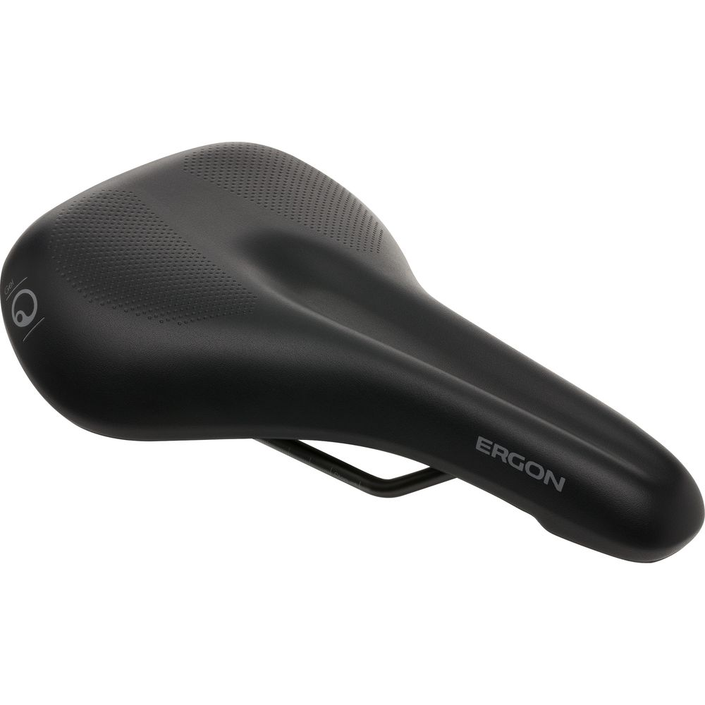 Schwarzer Fahrradsattel mit perforierter Oberfläche und Ergon-Logo.