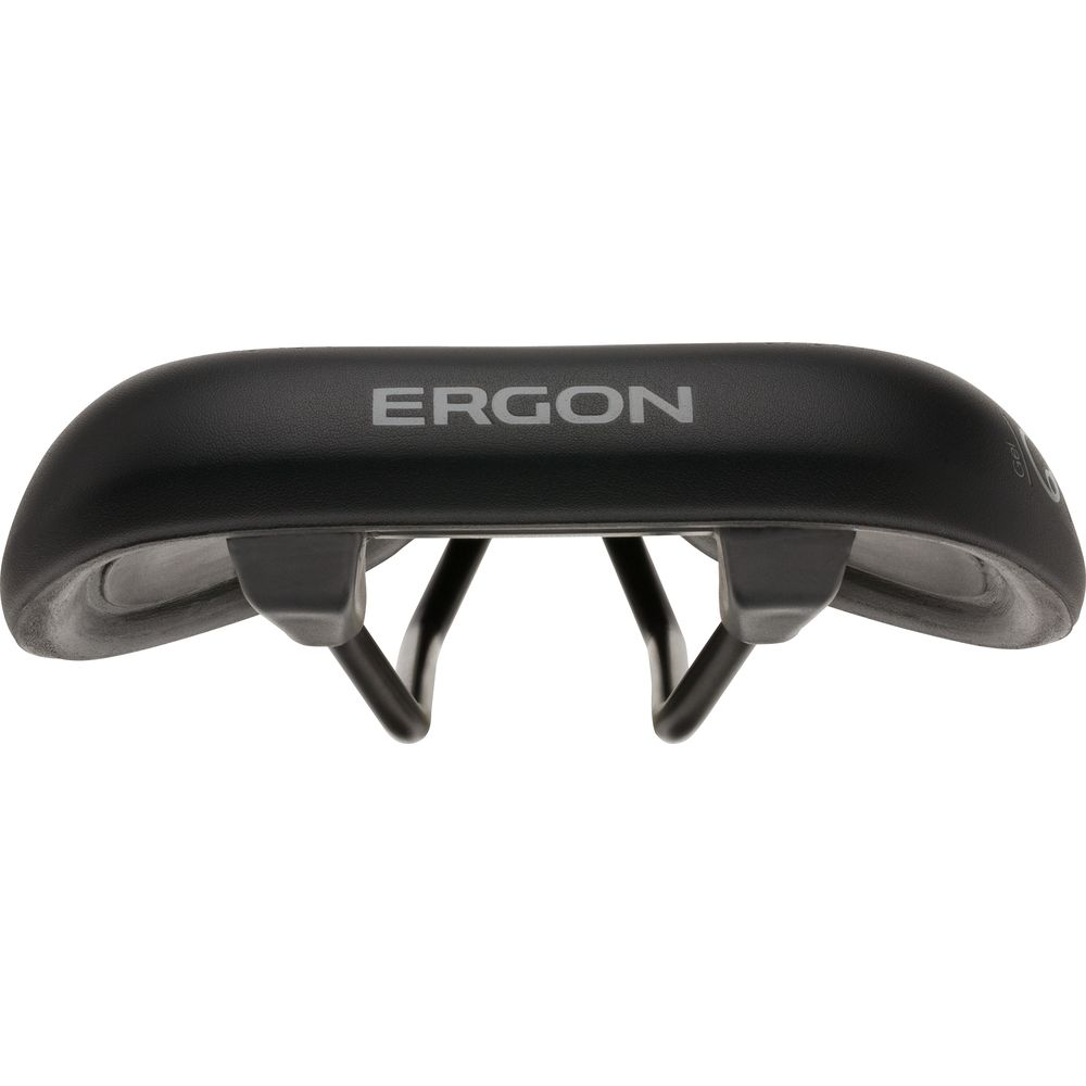 Schwarzer Fahrradsattel der Marke Ergon mit silbernem Logo, auf weißem Hintergrund.