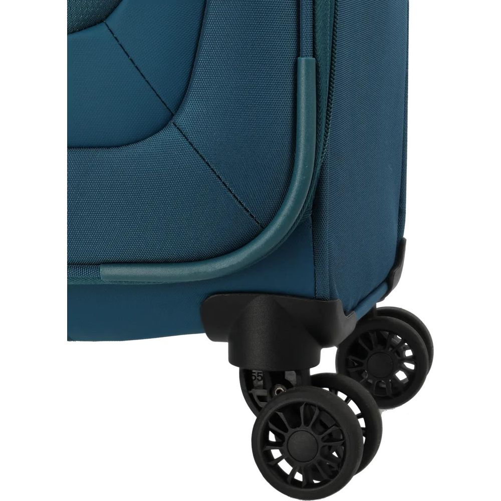 Primo piano di una valigia da viaggio blu con due ruote.