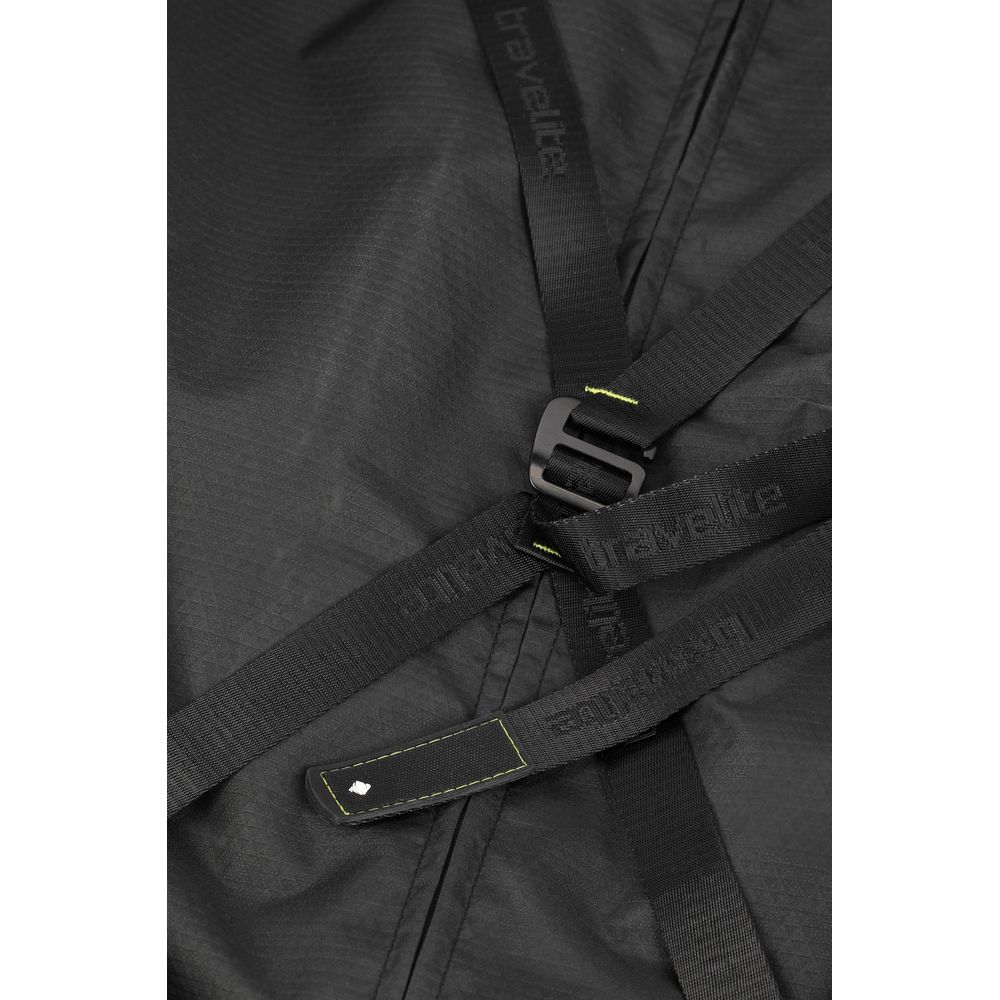 Schwarzer Rucksack mit "travelite" Logo auf Gurten und Schnallen.