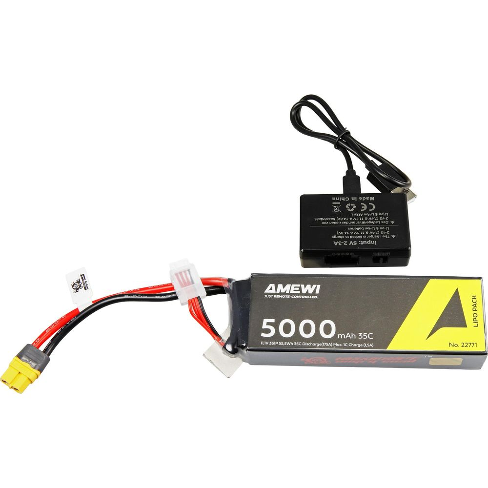 Ein schwarzer LiPo-Akku mit 5000mAh und ein Ladegerät sind auf weißem Hintergrund.