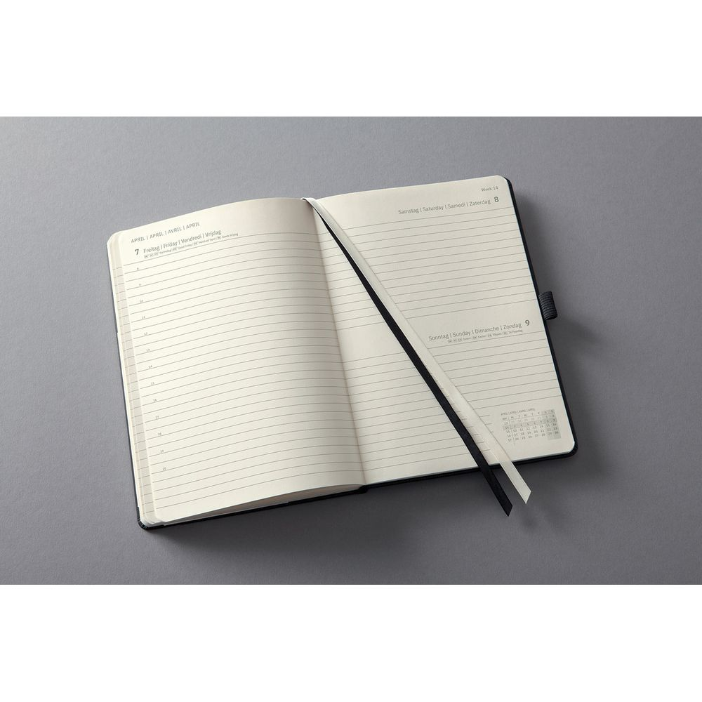 Ein offenes Notizbuch mit linierten Seiten für Freitag, den 7. April und Samstag/Sonntag.