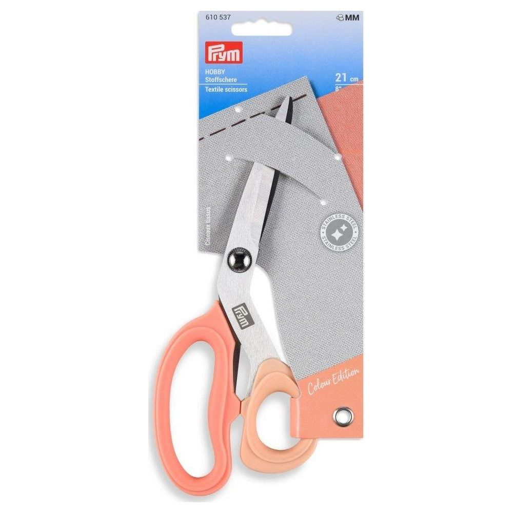 Frym Textilschere mit orangen Griffen, 21cm, auf grau-pinker Stoffverpackung.