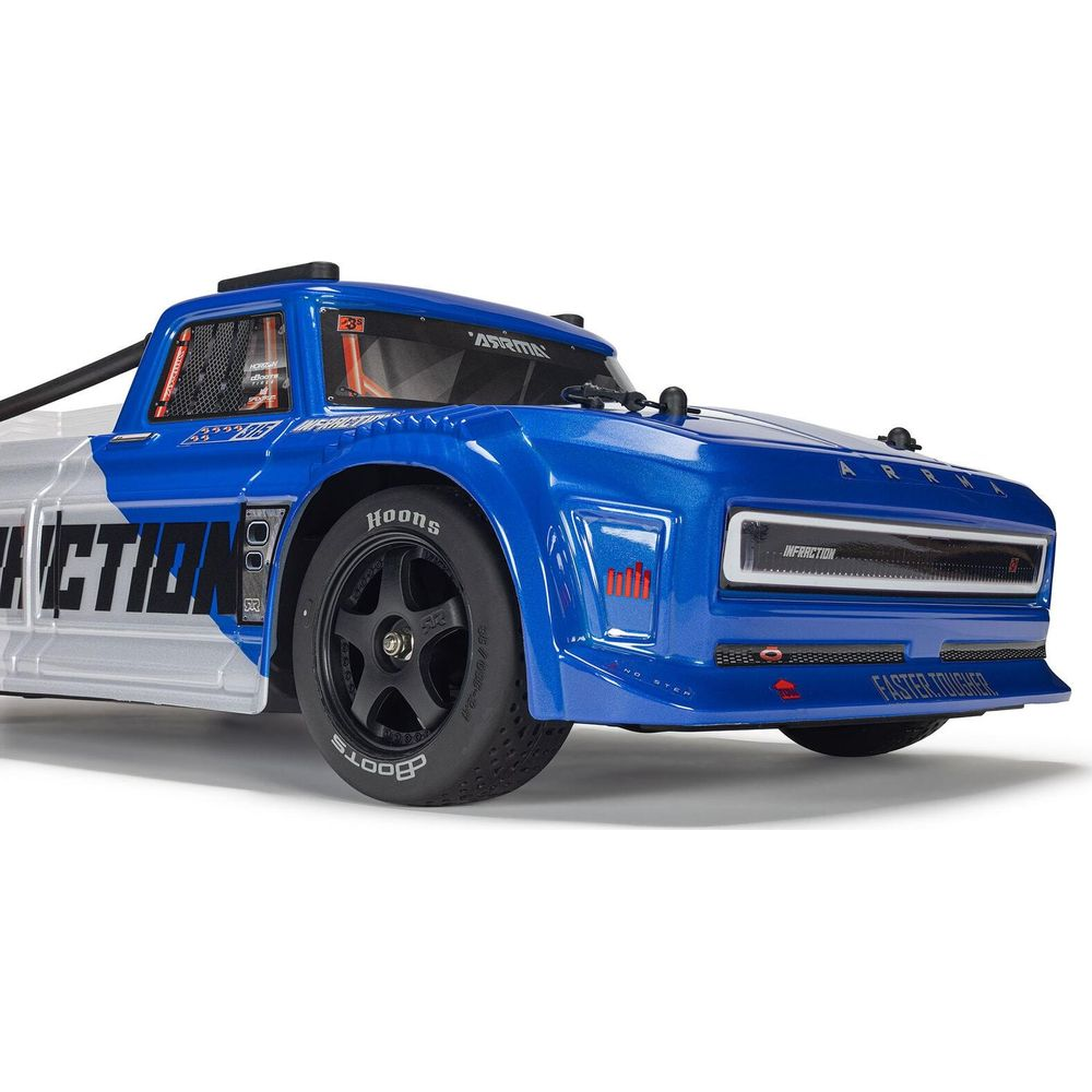 Un coche de carreras RC azul y plateado con ruedas negras, etiquetado "INFRACTION".