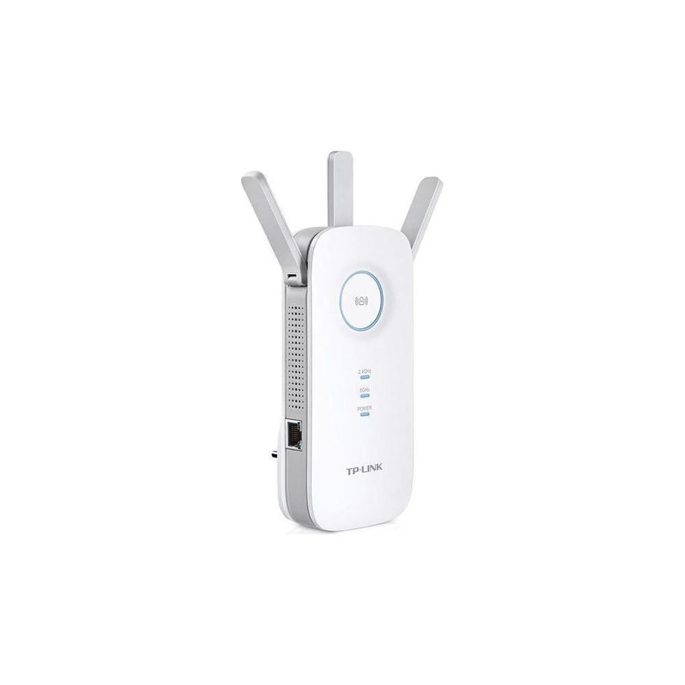 Ein weißer TP-Link WLAN-Repeater mit Antennen und Statusanzeigen auf weißem Hintergrund.