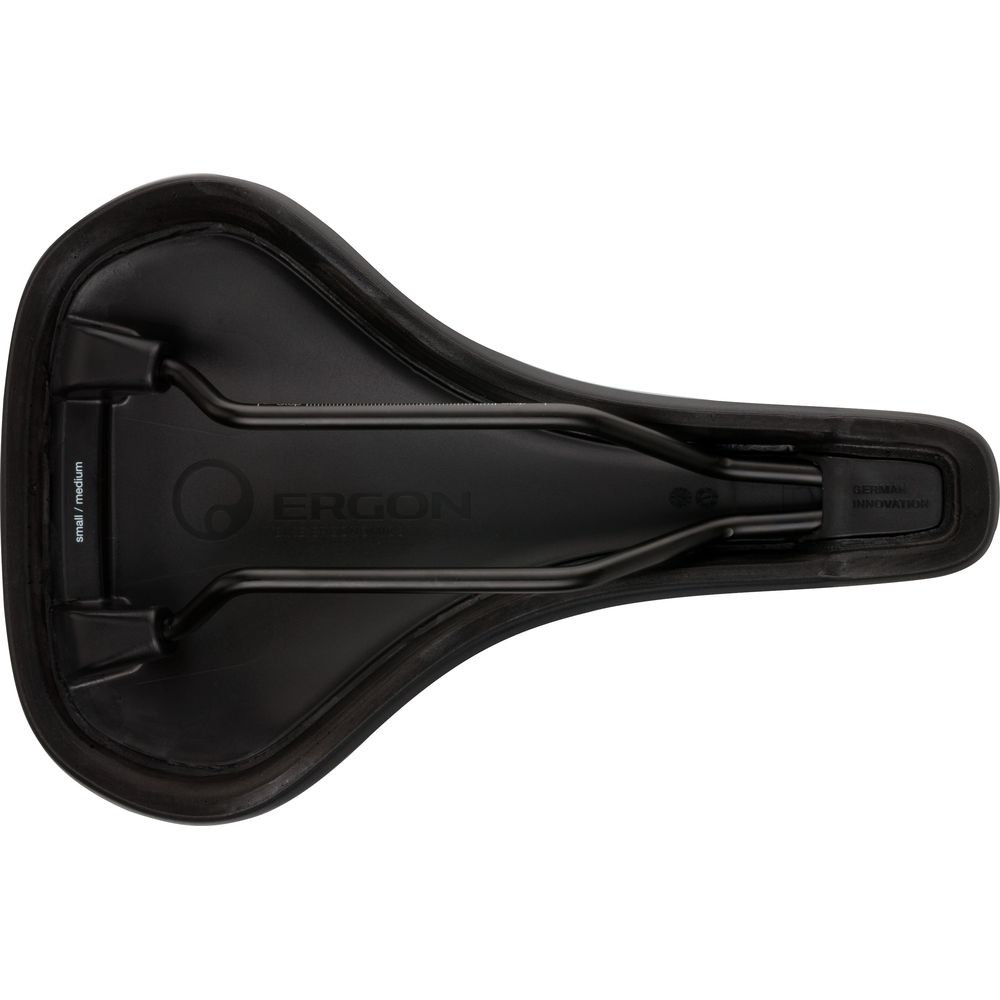 Schwarzer Fahrradsattel von Ergon mit sichtbaren Schienen und Markierungen.