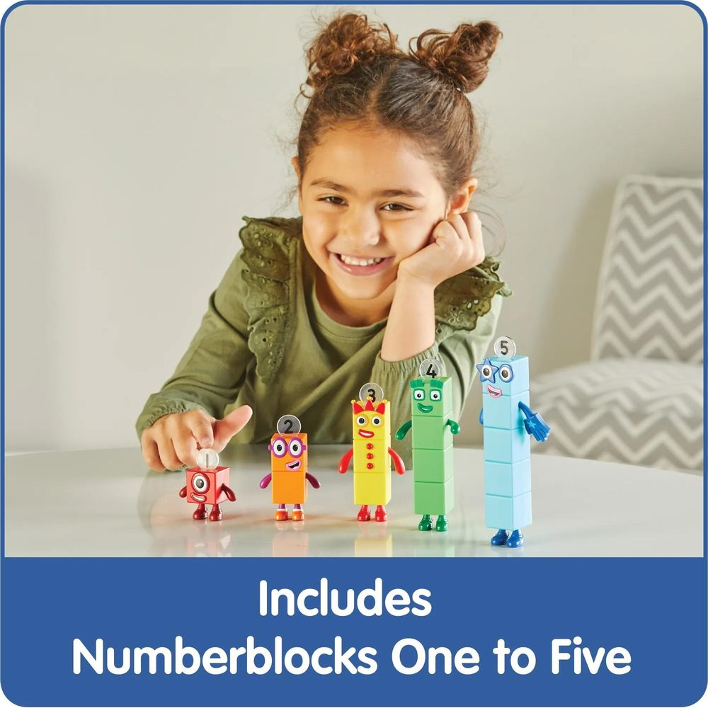 Ein lächelndes Mädchen spielt mit den Numberblocks Eins bis Fünf auf einem Tisch.