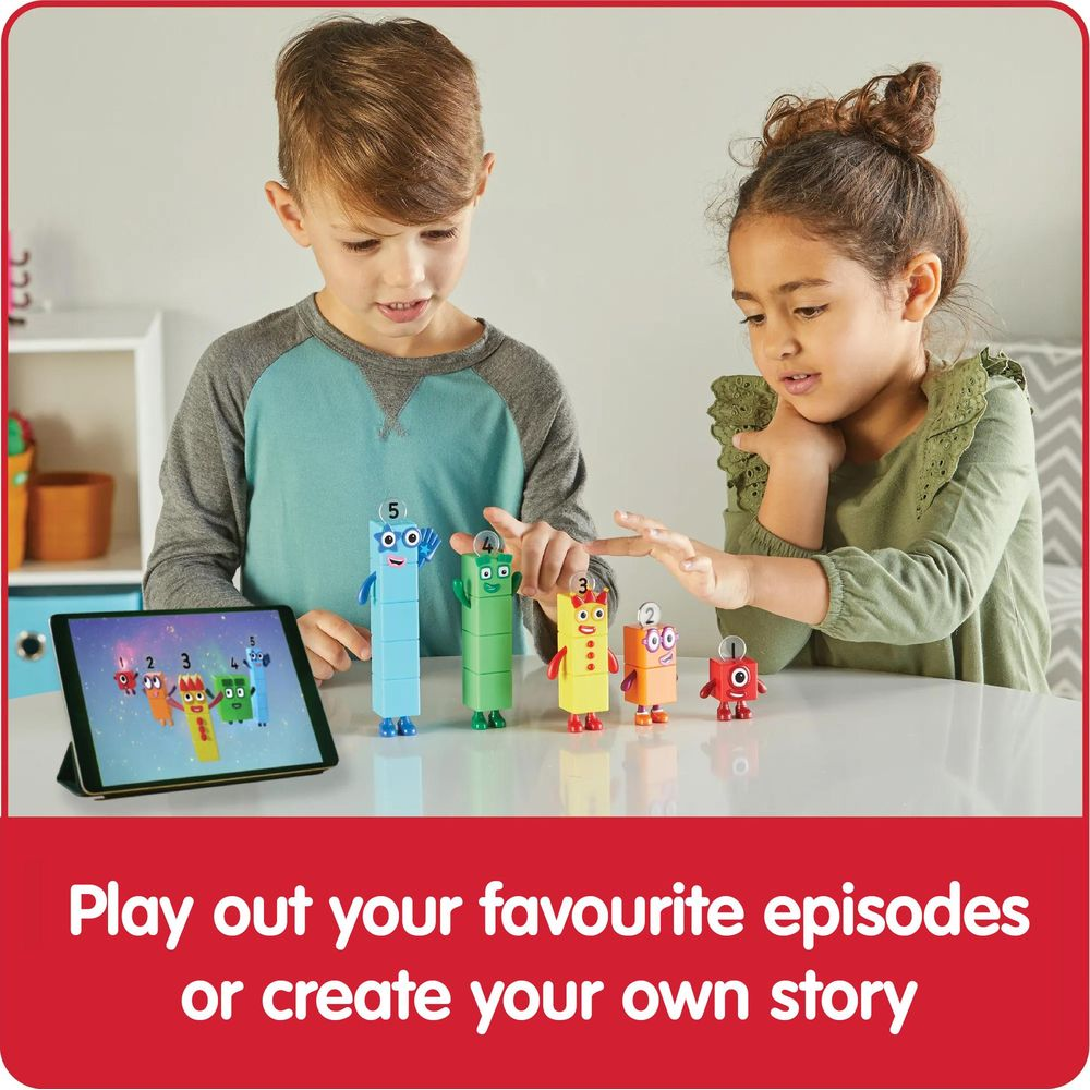 Zwei Kinder spielen mit bunten Zahlenfiguren und einem Tablet.