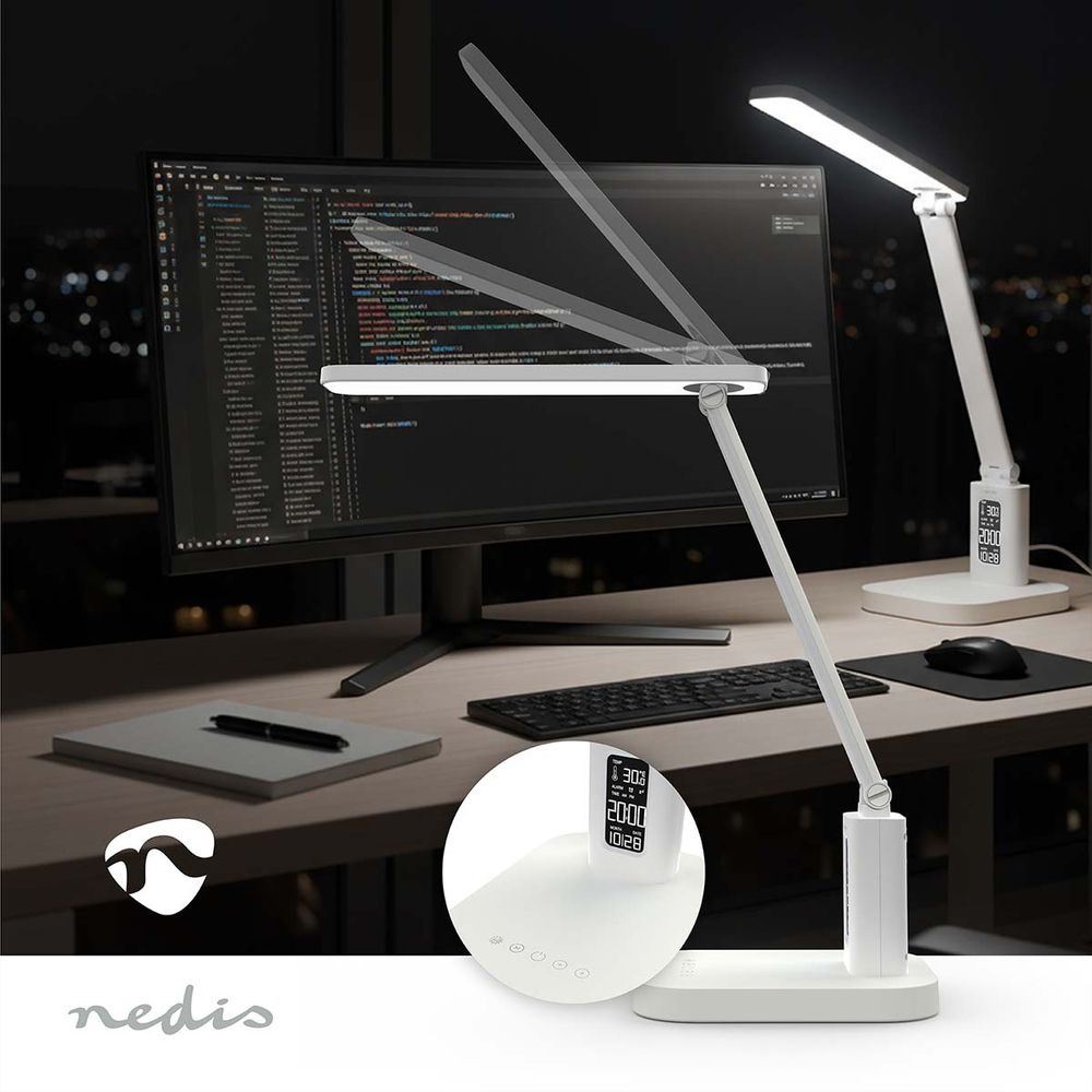 Zwei weiße Schreibtischlampen leuchten auf einem Schreibtisch mit Computer und Tastatur.