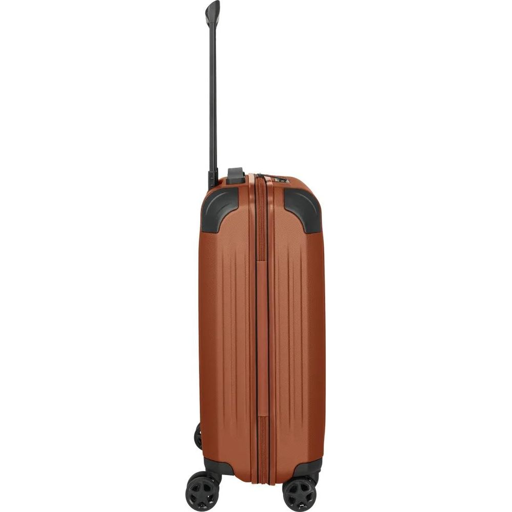 Ein brauner Rollkoffer mit ausziehbarem Griff und schwarzen Rädern.