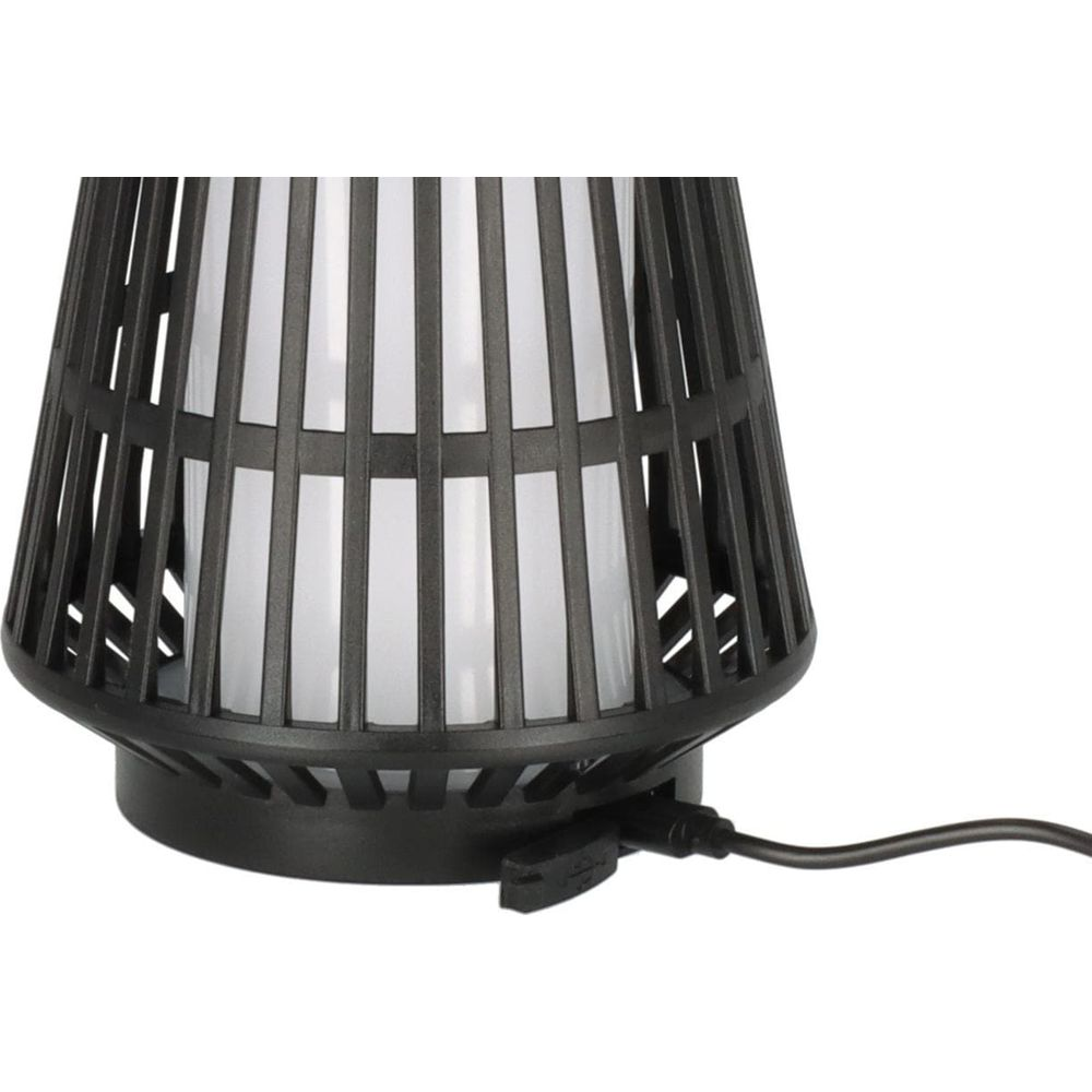 Eine schwarze Laterne mit einem USB-Kabel, das an der Unterseite angeschlossen ist.