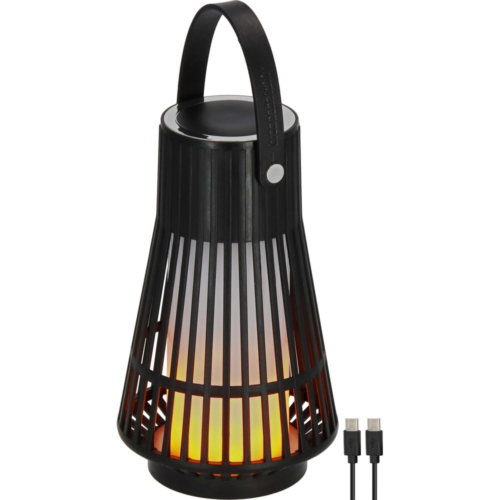 Schwarze Laterne mit Flammenlicht-Effekt und Henkel, daneben zwei USB-Kabel.