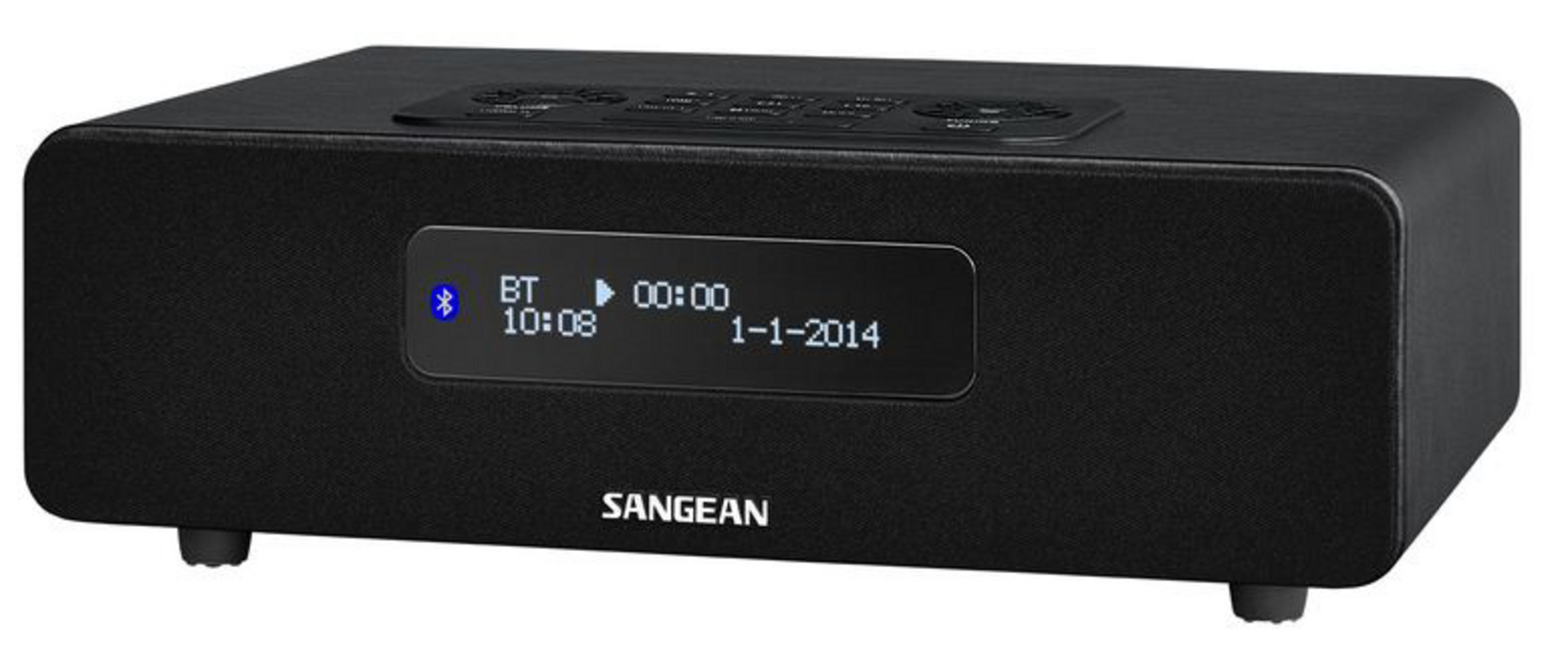 Schwarzer Sangean Lautsprecher mit Display, das BT, Zeit und Datum anzeigt.