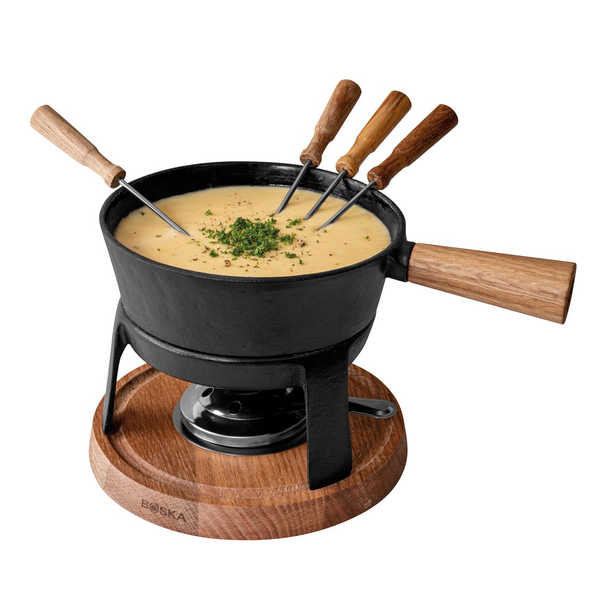 Ein schwarzer Fonduetopf mit Käse, garniert mit Petersilie, auf einem Holzständer.
