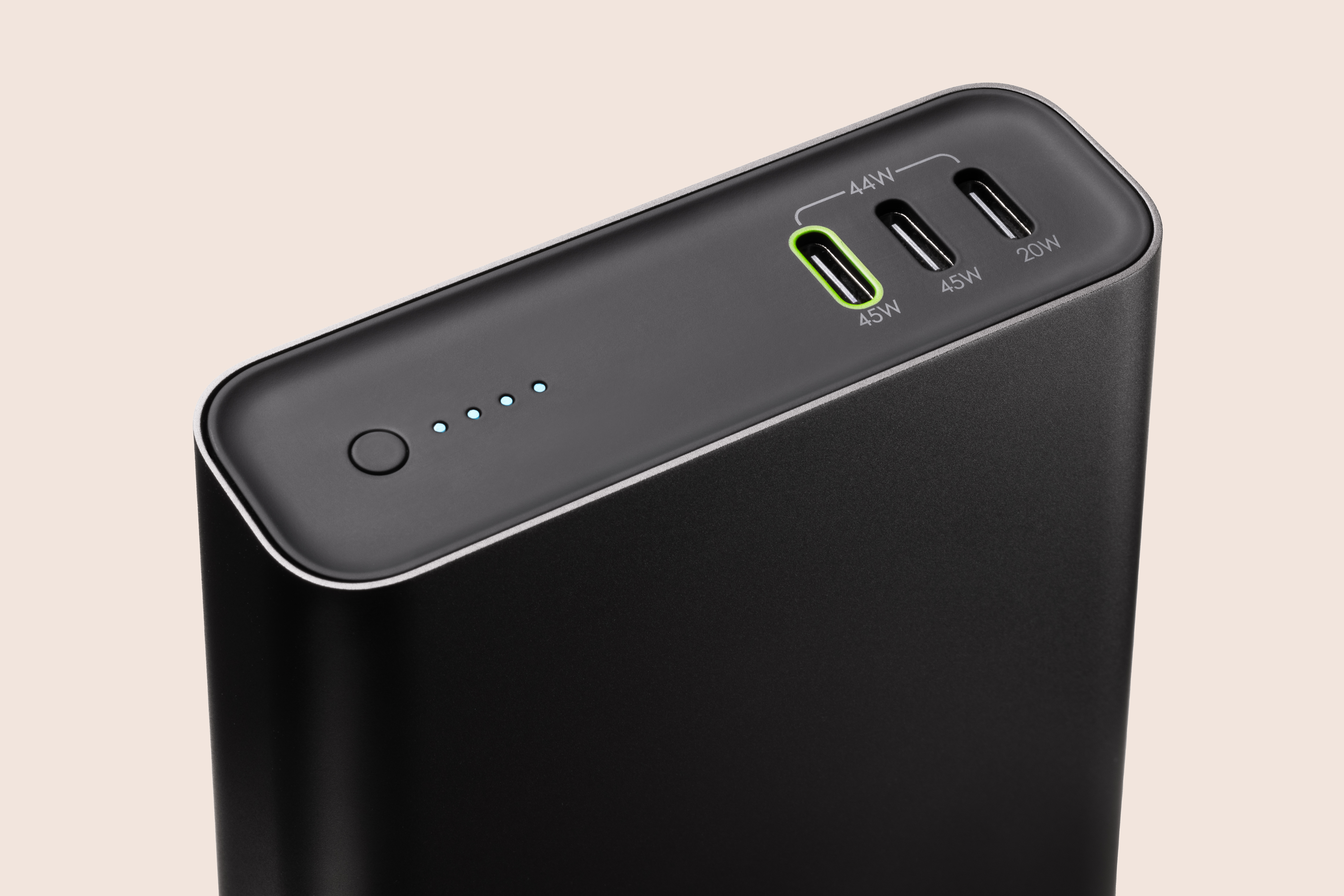 Power bank nero con 3 porte USB-C (44W, 45W, 20W). Quattro spie luminose.