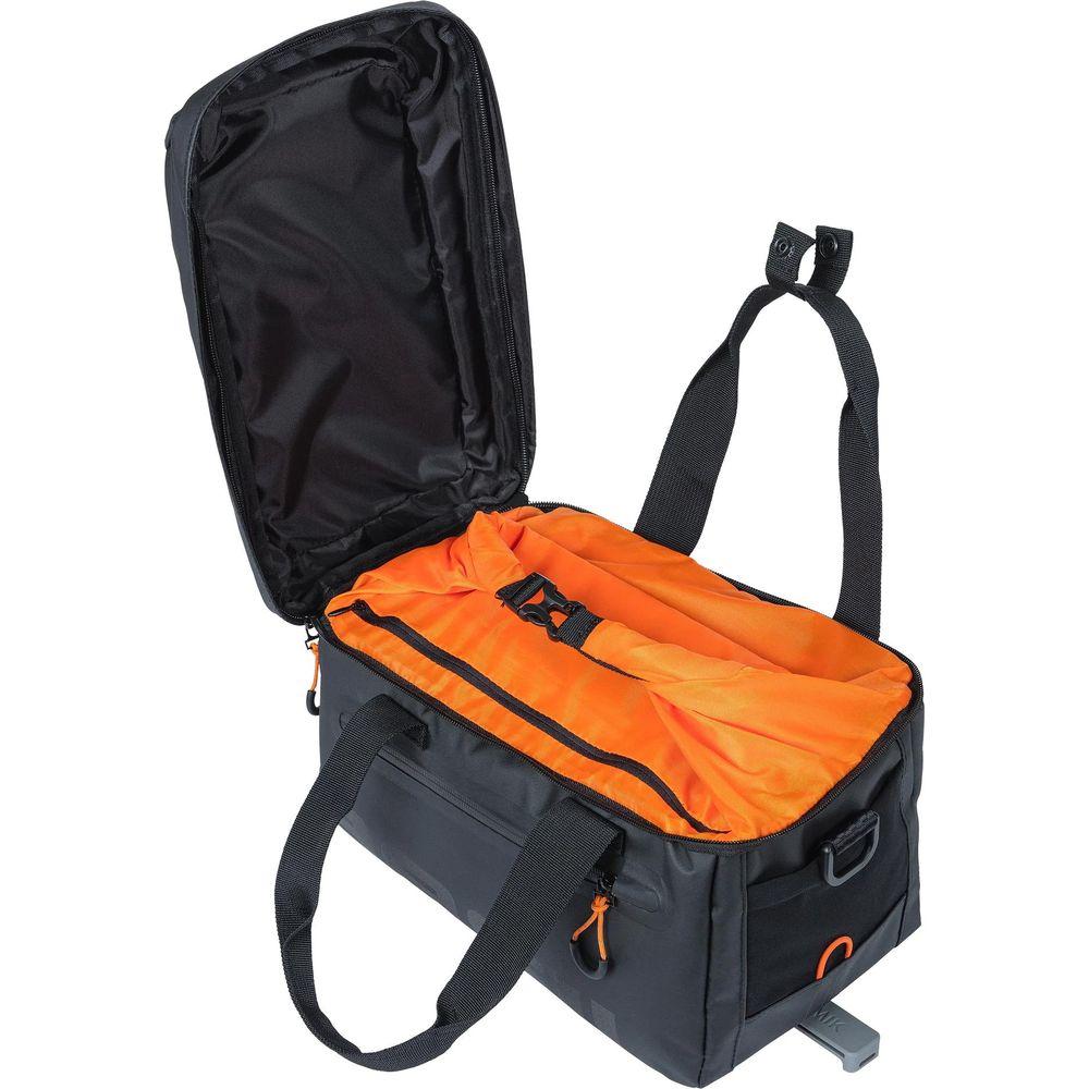 Schwarze Tasche mit offenem Deckel und orangefarbenem Innenfutter, mit Tragegriffen.