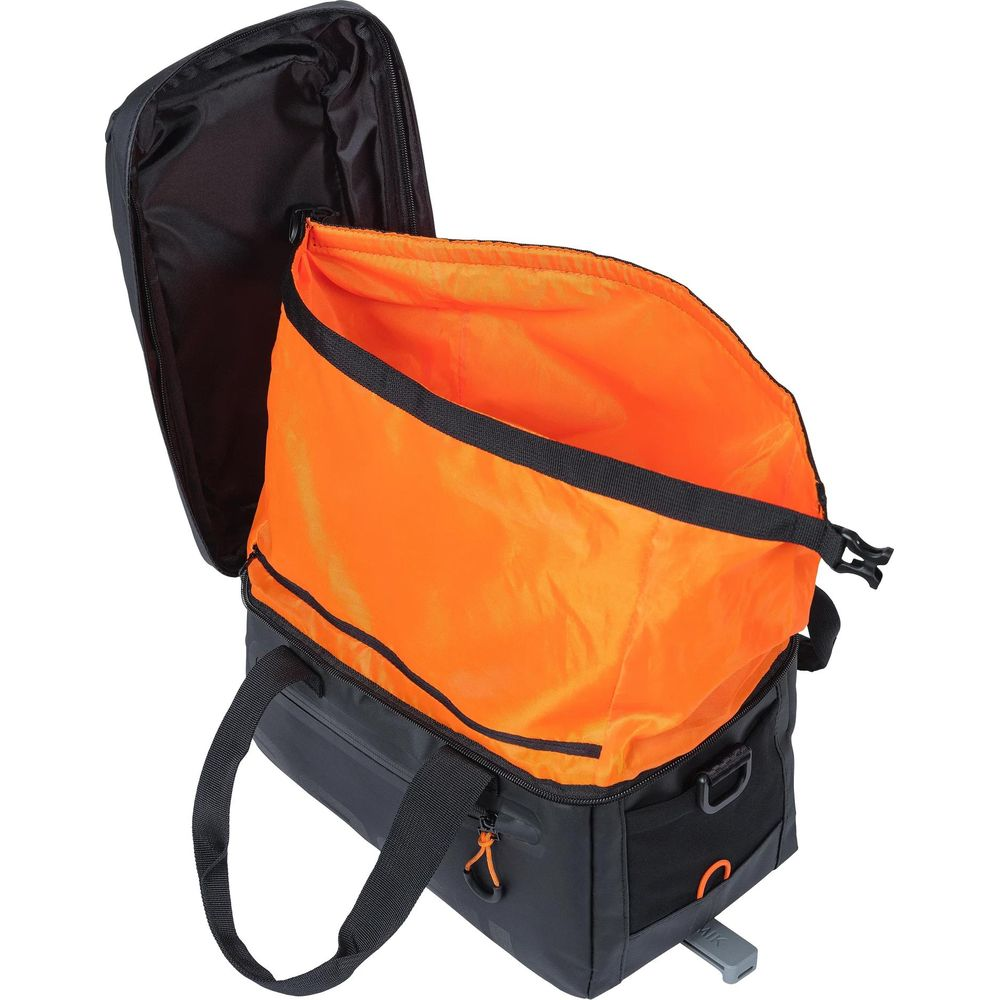 Ein schwarzer Duffelbag mit offenem Fach und orangefarbenem Innenfutter.