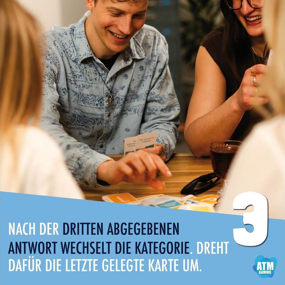 Freunde spielen ein Kartenspiel am Tisch. Eine Regel wird gezeigt.