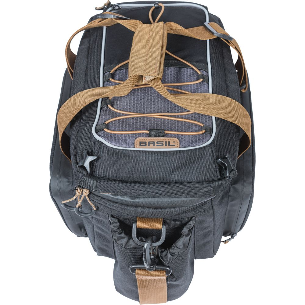 Mochila negra con correas marrones y detalle de malla gris.