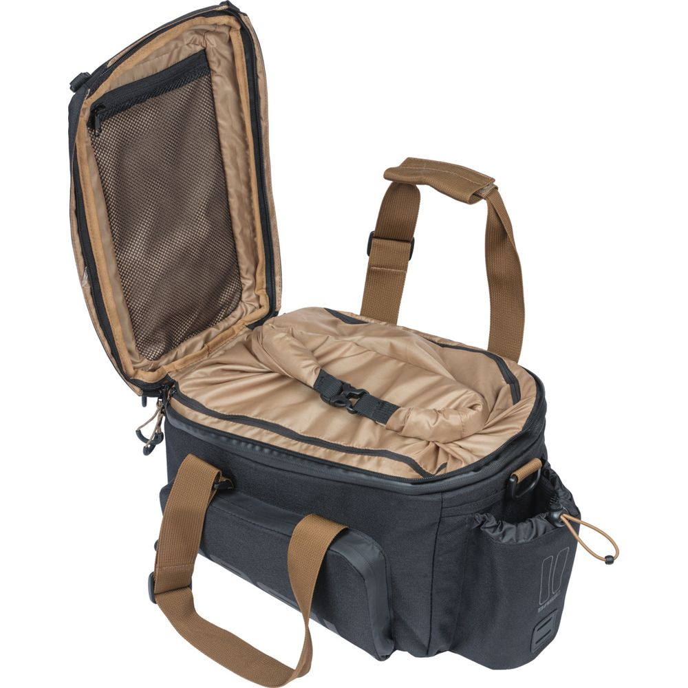 Una bolsa negra con correas marrones, abierta mostrando un interior forrado de beige.