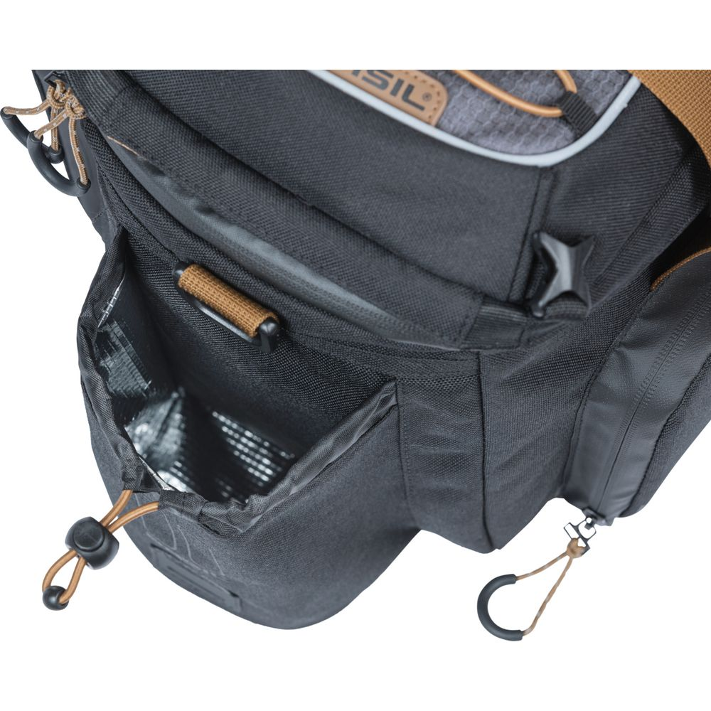 Bolsa negra con detalles marrones, bolsillo abierto con forro plateado.