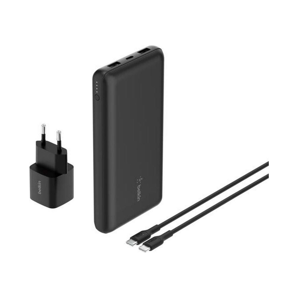 Power bank Belkin nera, adattatore da muro e cavi USB-C su sfondo bianco.