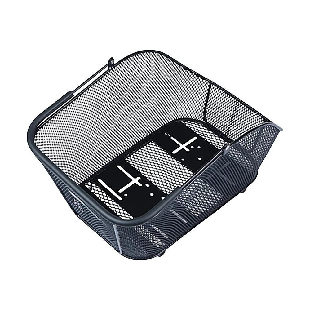 Una cesta de alambre negra con base rectangular y bordes reforzados.