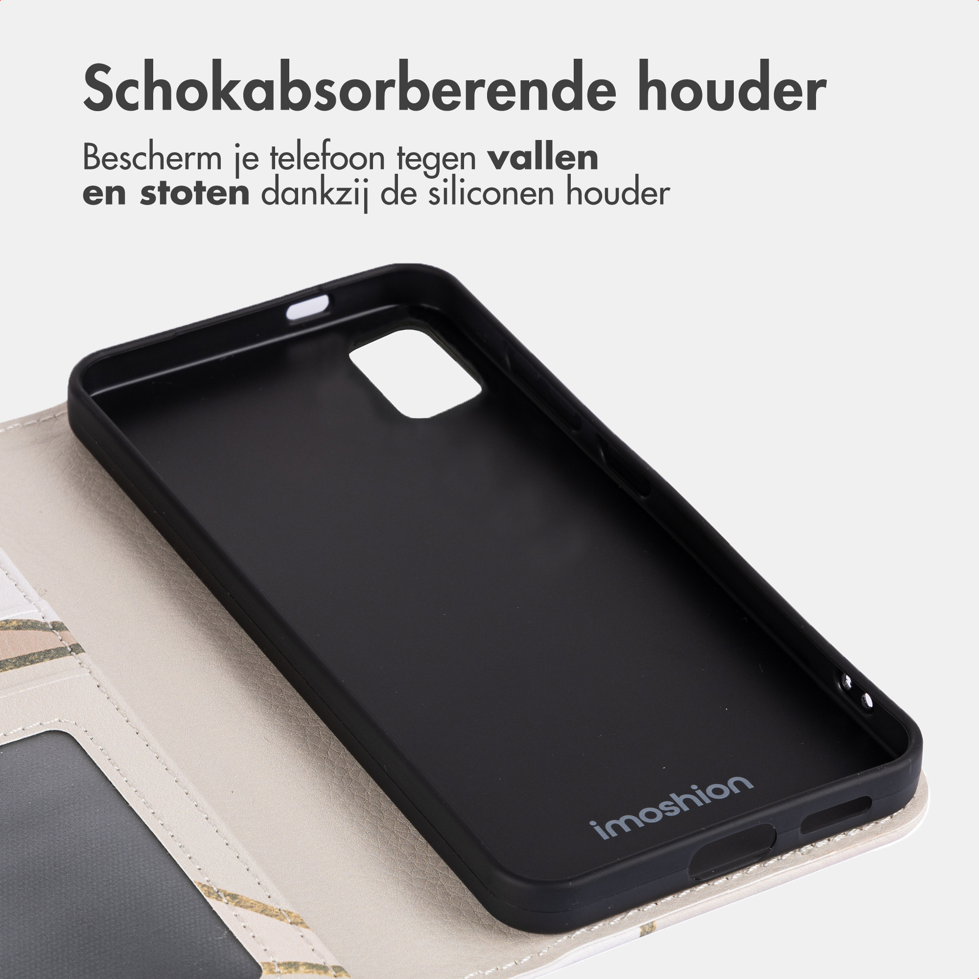 Coque de téléphone noire avec logo, posée sur une surface claire.