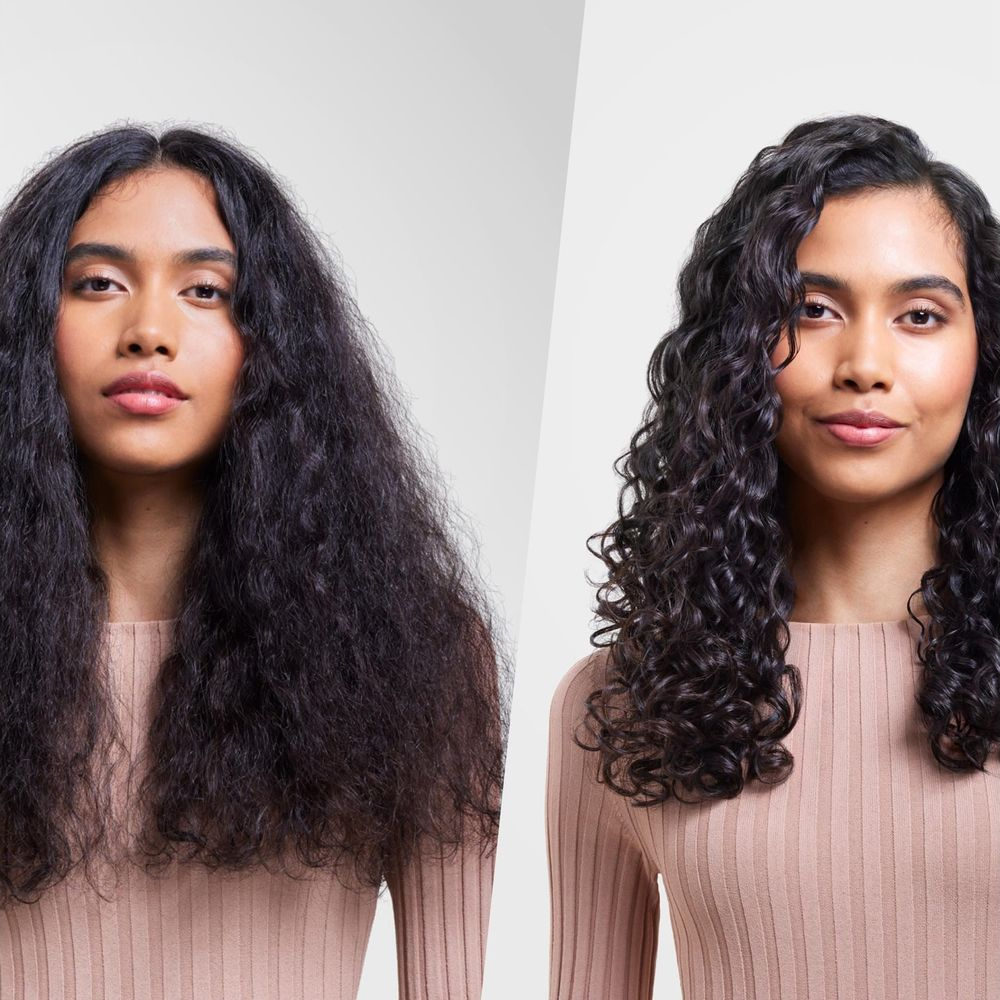 Avant/après : femme aux cheveux sombres et lisses à gauche, cheveux bouclés à droite.