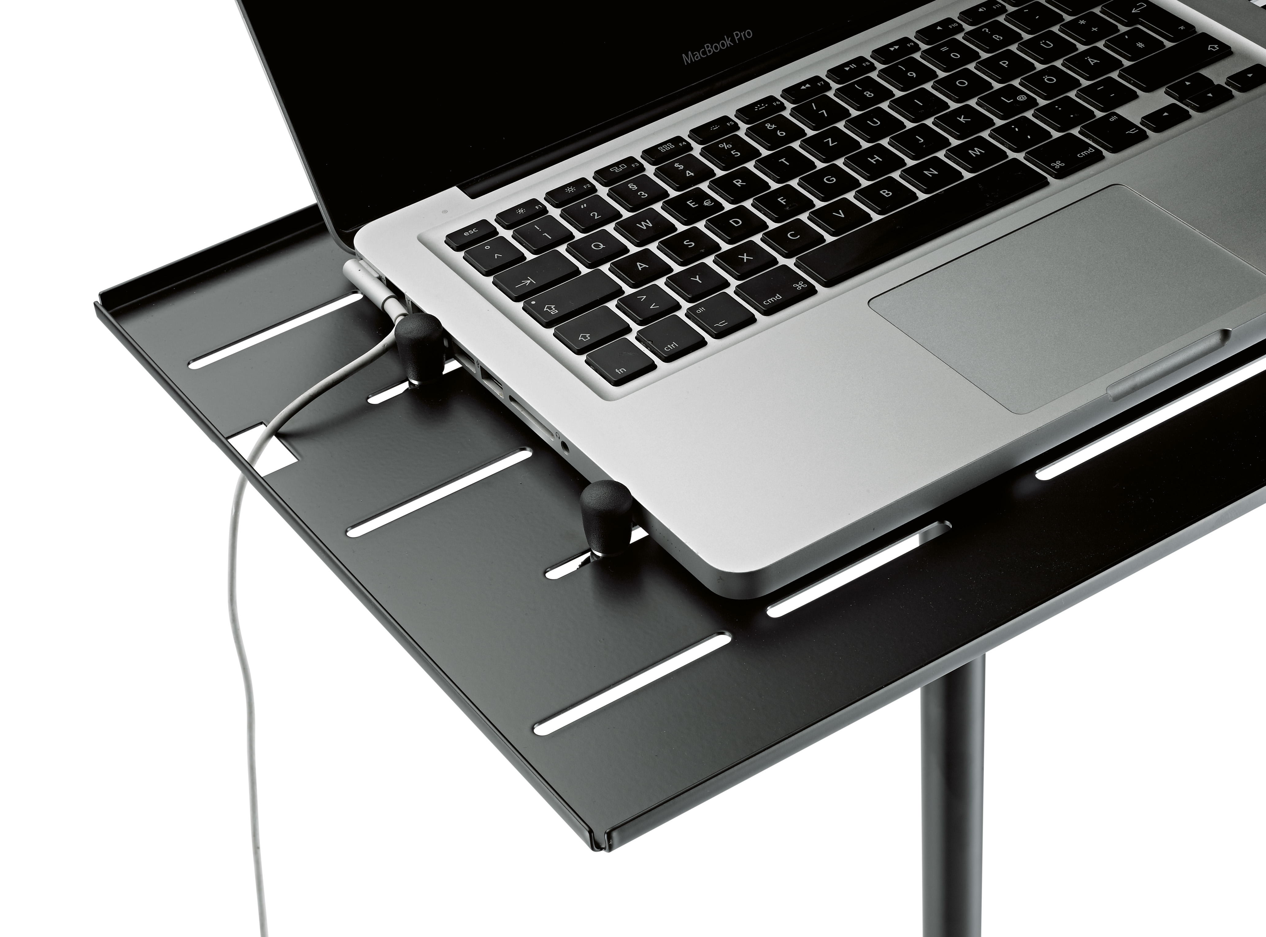 Ein MacBook Pro auf einem schwarzen Ständer mit Kabel.