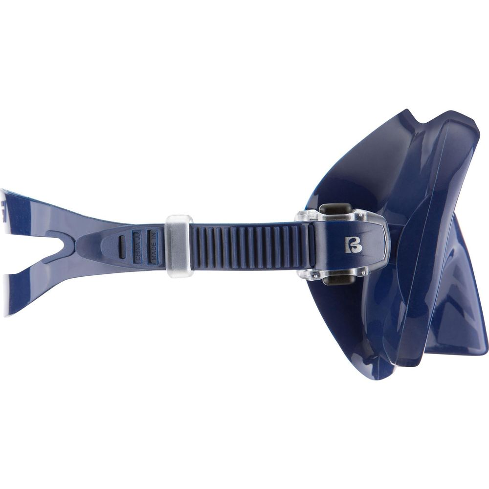 Dunkelblaue Tauchermaske mit verstellbarem Riemen und Logo auf weißem Hintergrund.