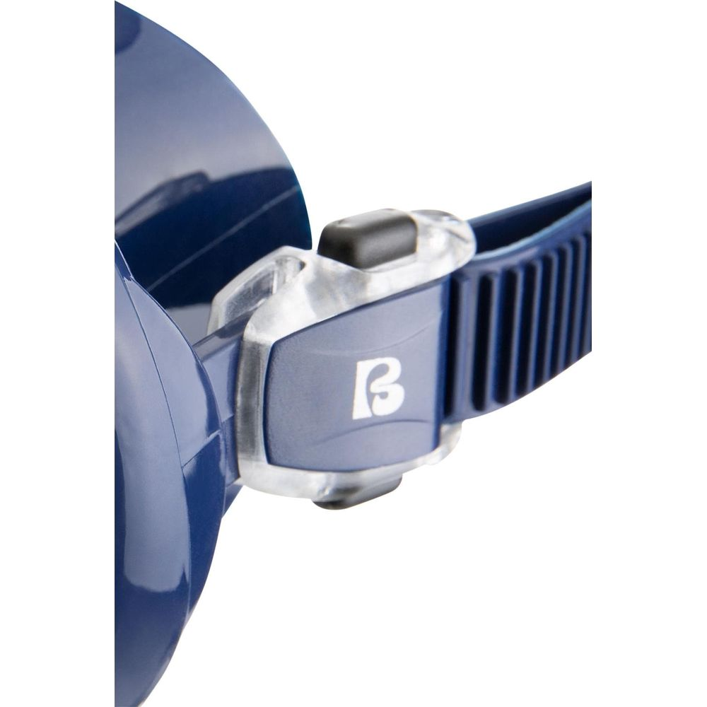 Nahaufnahme einer blauen Schwimmbrille mit verstellbarem Riemen und Logo.