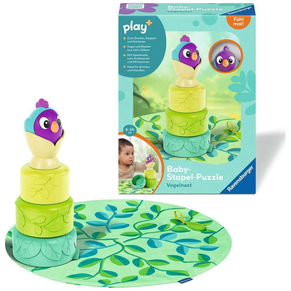 Ein bunter Stapelturm mit Vogel und Spielmatte.