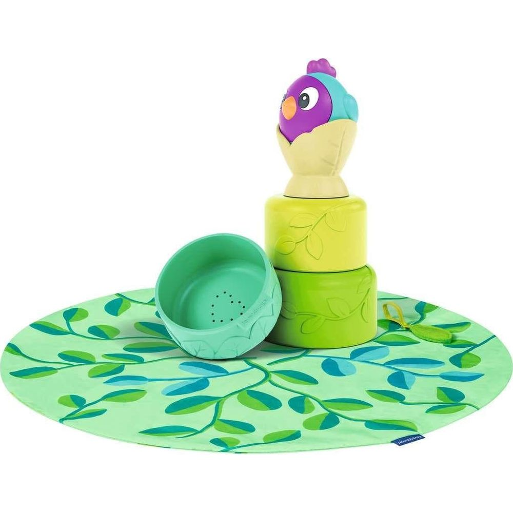 Ein Vogelspielzeug auf einem Blattmuster-Teppich.
