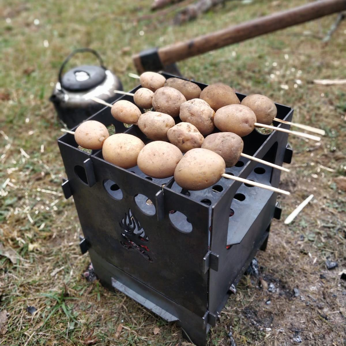Spatulada patates, arka planda su ısıtıcısı ve balta ile.