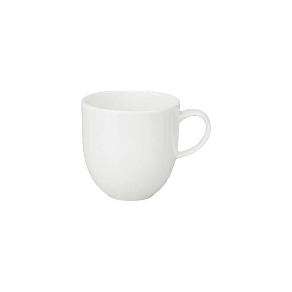 Eine weiße Tasse mit Henkel steht vor einem weißen Hintergrund.