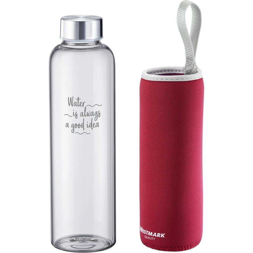 Eine klare Glasflasche mit silbernem Deckel und einer roten Schutzhülle daneben.