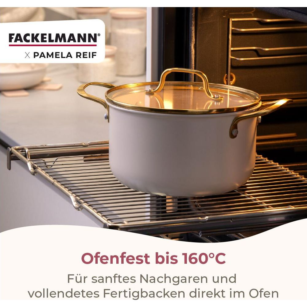 Ein weißer Topf mit goldenen Griffen steht auf einem Ofenrost im Ofen.