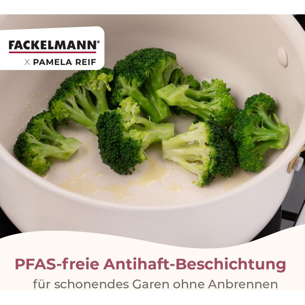 Frische Brokkoliröschen in einer Pfanne mit PFAS-freier Beschichtung.