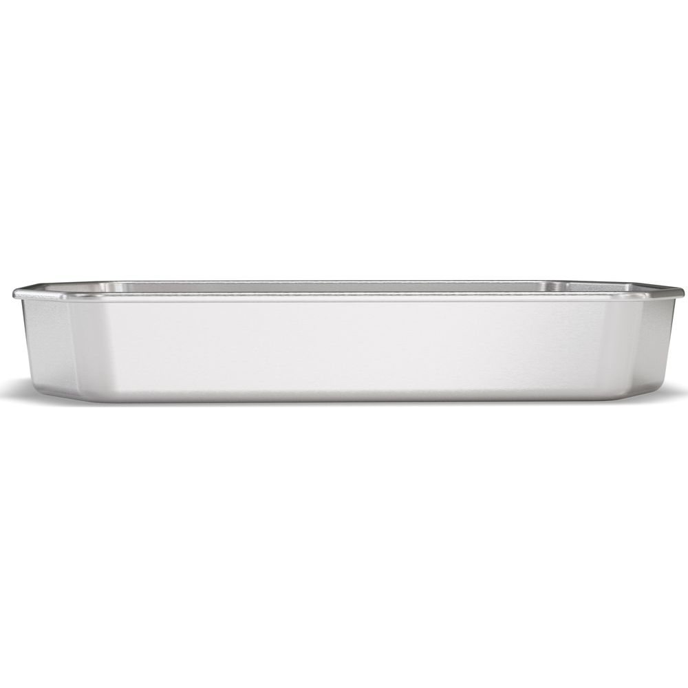 Eine rechteckige, metallische Backform mit abgerundeten Ecken auf weißem Hintergrund.