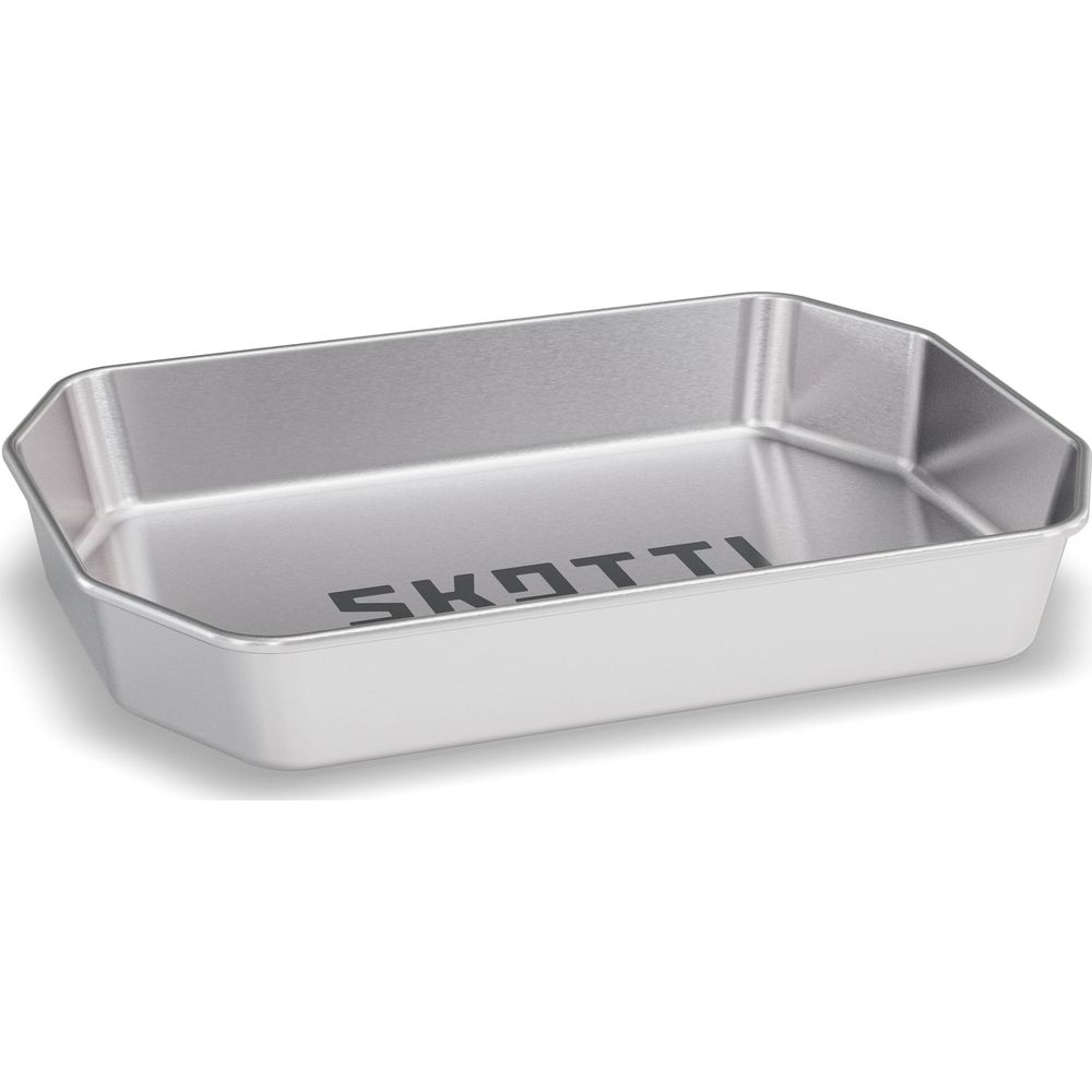 Eine rechteckige Backform aus gebürstetem Metall mit dem Wort SKOTTI auf der Innenseite.