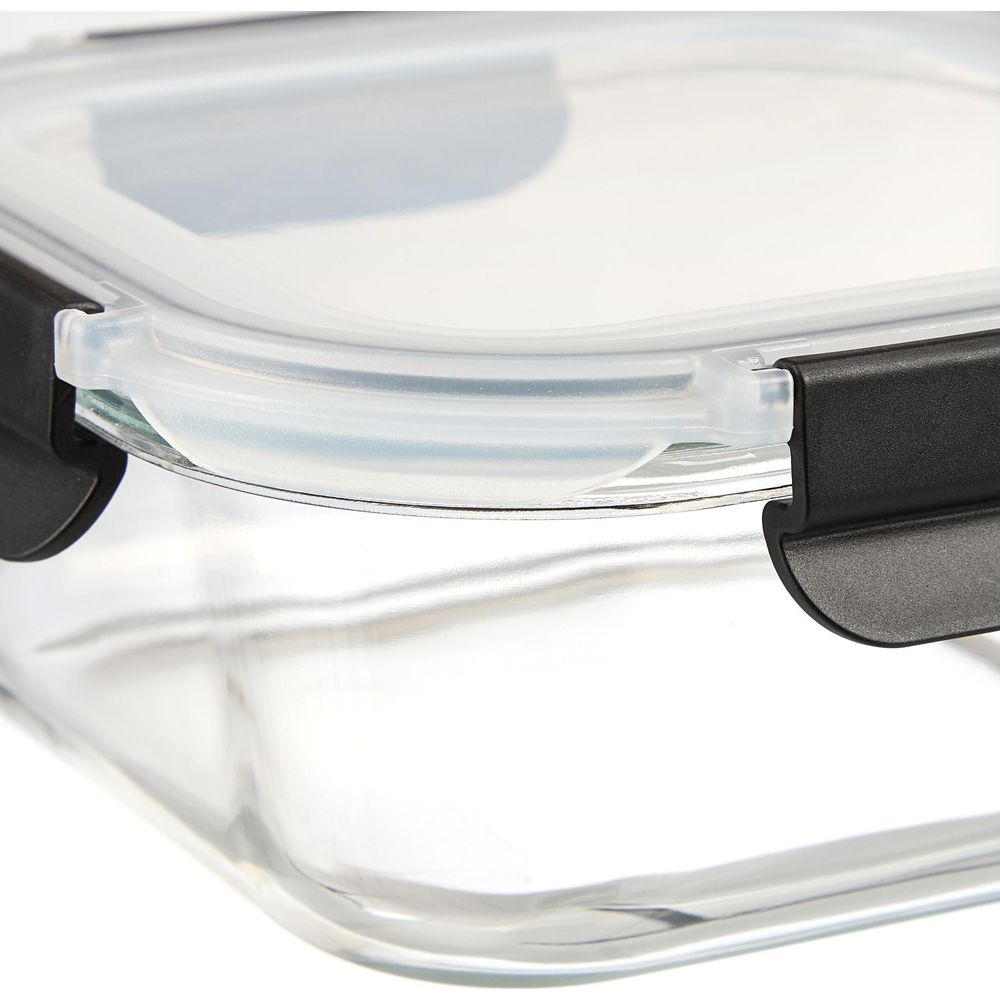 Nahaufnahme eines durchsichtigen Glas-Lebensmittelbehälters mit transparentem Deckel und schwarzen Verschlüssen.