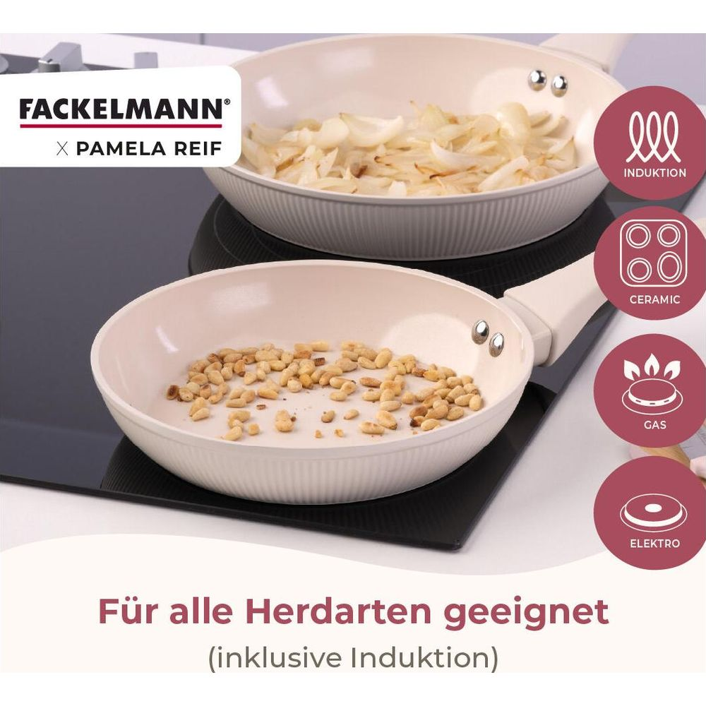 Zwei Fackelmann Kochpfannen, eine mit Zwiebeln, eine mit Nüssen, auf einem Herd.