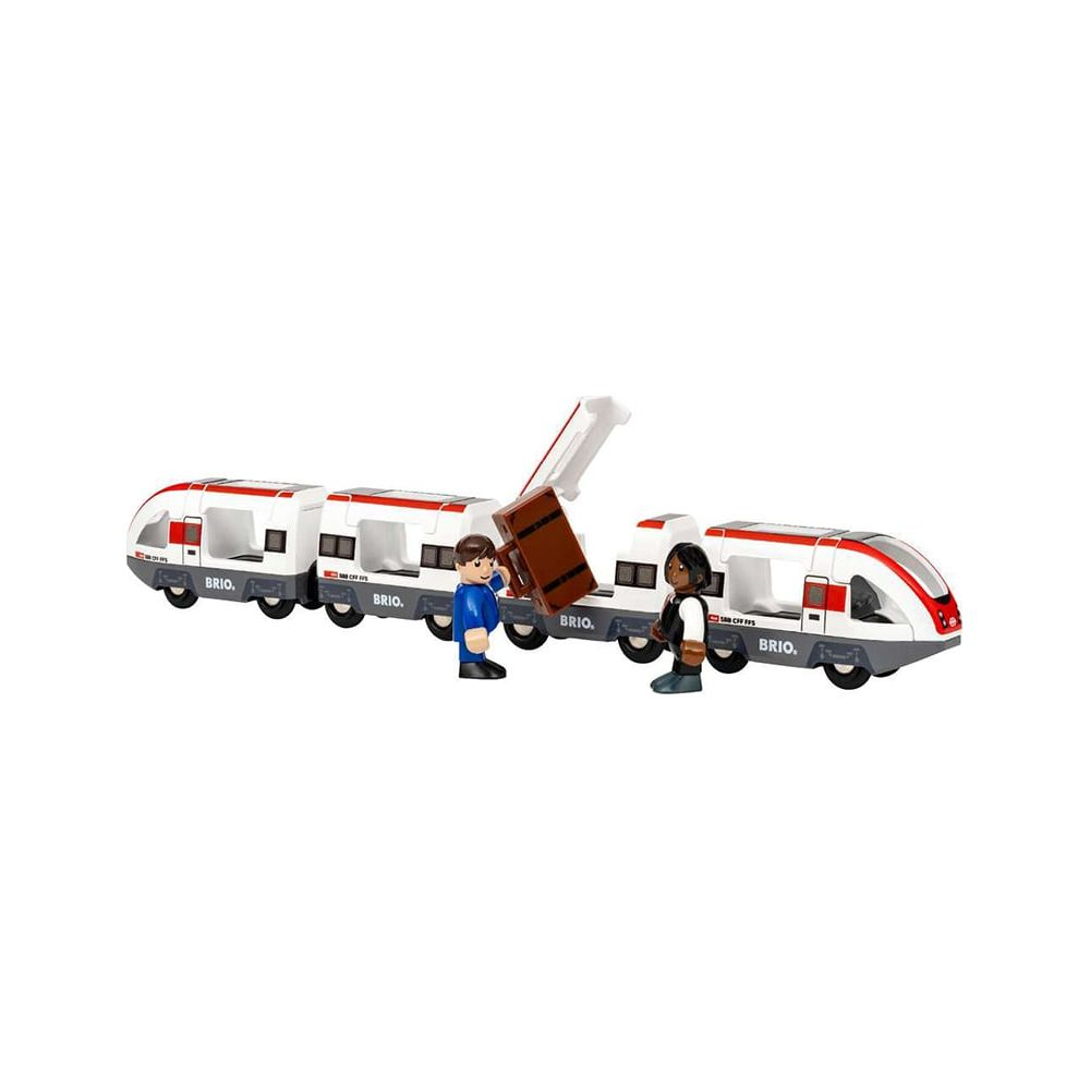 Deux figurines BRIO chargent une valise marron dans un train jouet blanc et rouge.