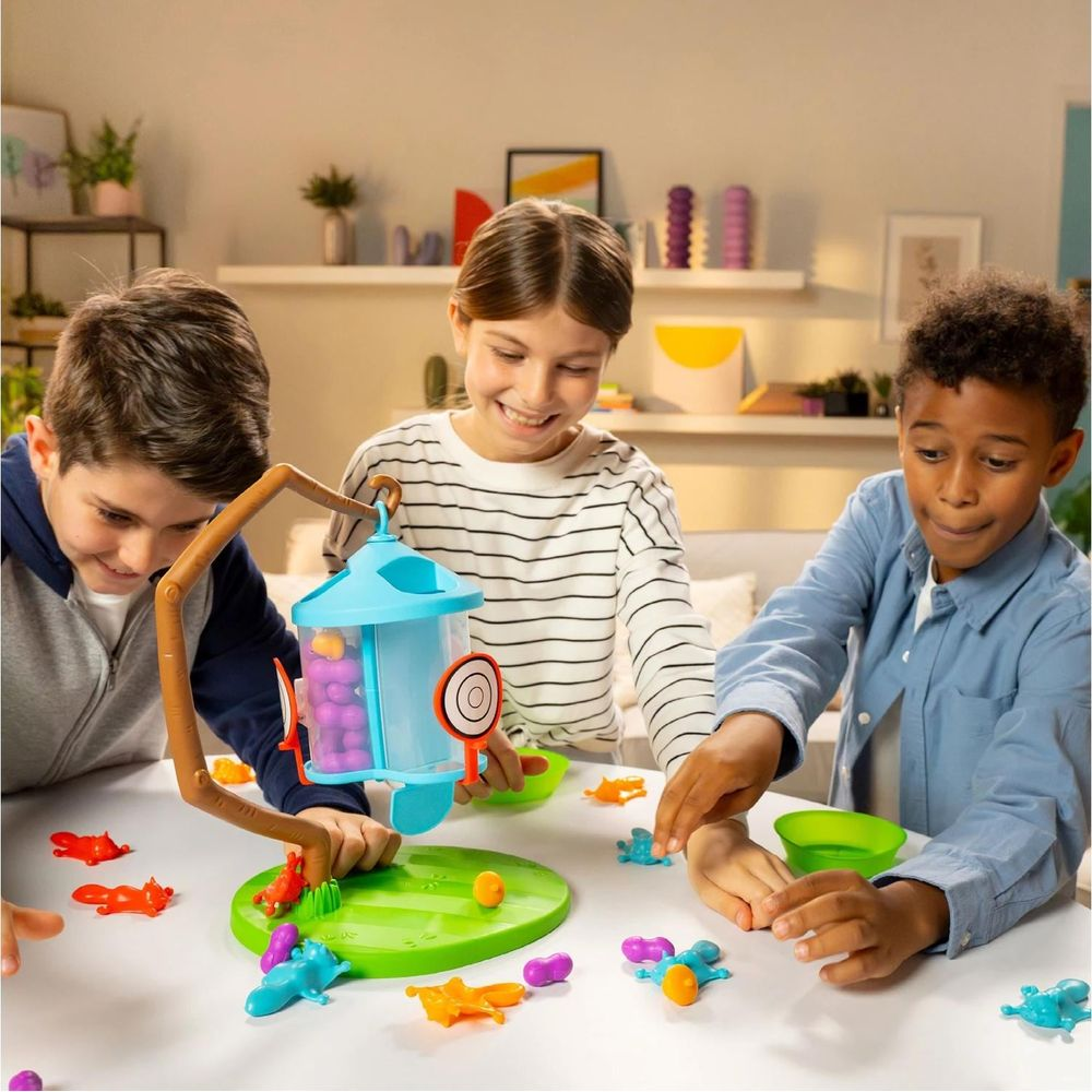 Drei Kinder spielen ein Brettspiel mit bunten Figuren und einem blauen Spielturm.