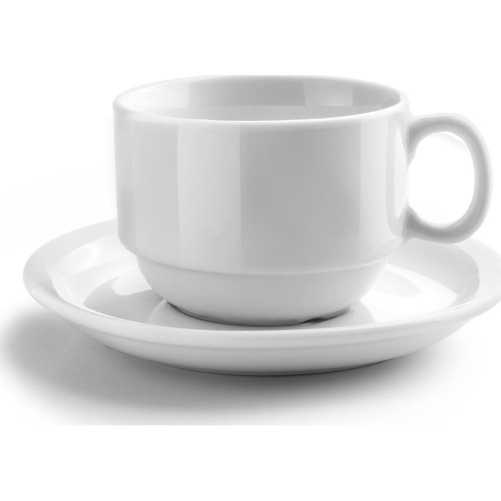 Ein weißer Kaffeebecher mit Henkel steht auf einer Untertasse.