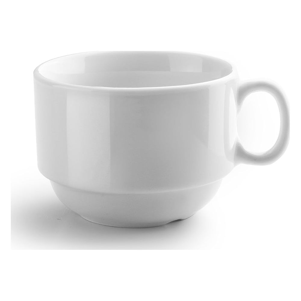 Eine weiße Keramiktasse mit Griff auf weißem Hintergrund.