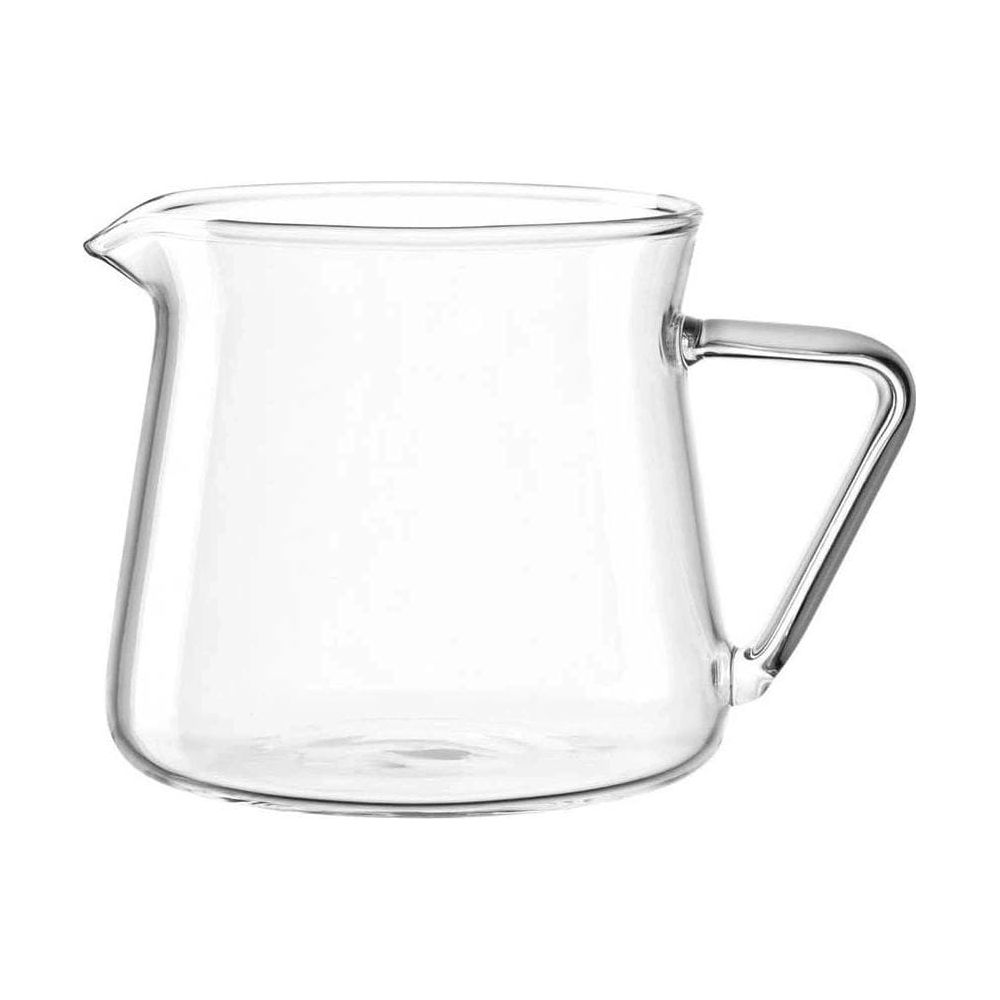 Eine klare Glas-Kaffeekaraffe mit Griff und Ausgießer.
